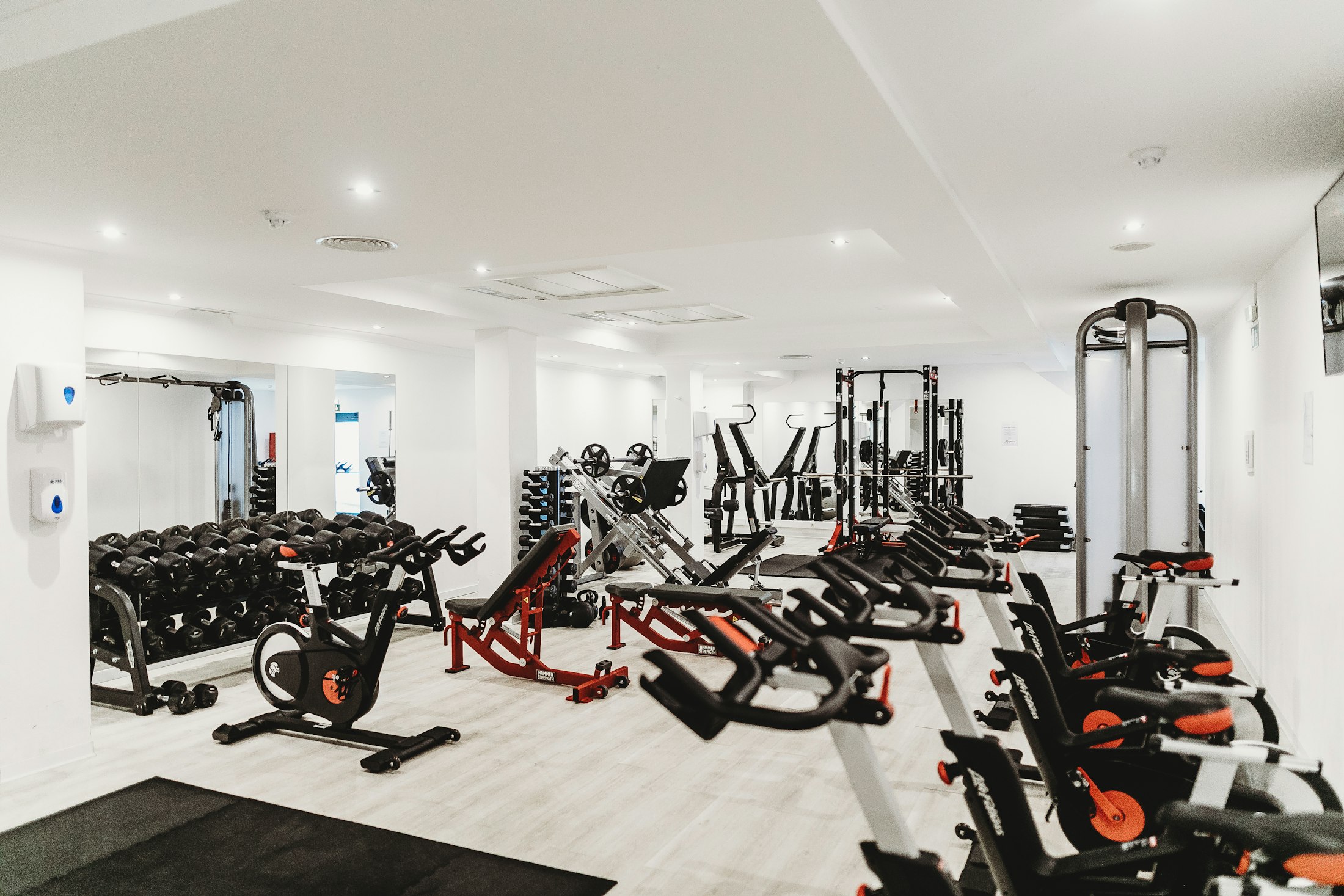 Gimnasio profesional con equipamiento de musculación — Academia PMR